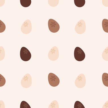 Çikolata yumurtaları pürüzsüz. Mutlu Paskalyalar. Paskalya tatlıları. Beyaz, süt ve siyah çikolatadan yapılmış yumurta şeklinde çikolata şekerlemeleri. Işık arkaplanındaki kusursuz desen.