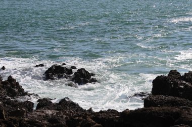 Dalgalar kıyıya vuruyor