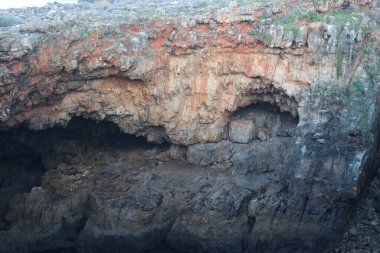 Bir kaya oluşumunun yakın plan çekimi.