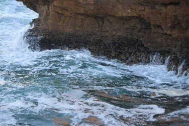 Kayalıklardaki deniz dalgaları