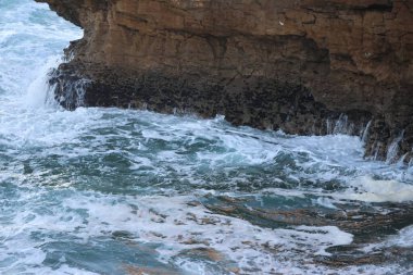 Sahildeki deniz dalgaları