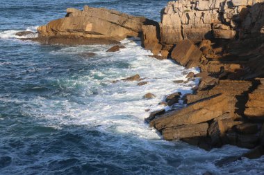 Dalgalar kayalara çarpıyor.