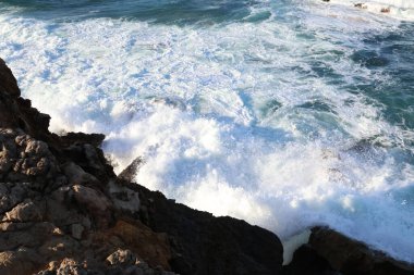 Kayalıklardaki deniz dalgaları