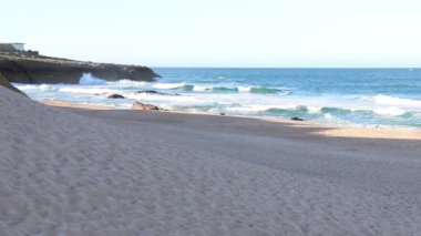 Kumsalın kumlarında güzel okyanus dalgaları