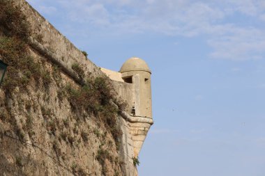 Arazi şehrinin kalesindeki antik taş duvar.