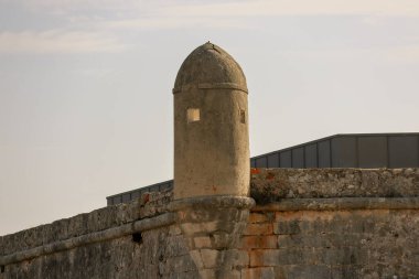 Dubrovnik 'teki antik bir kulenin dikey görüntüsü.