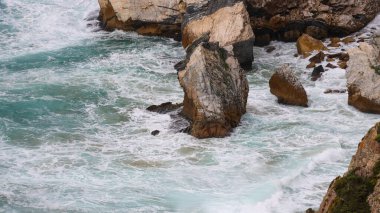 Atlantik Okyanusu kıyısında