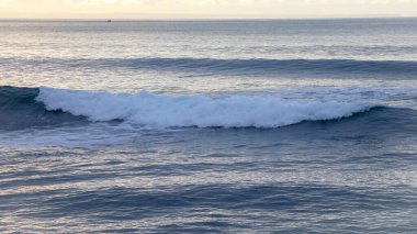 Dalgalar denize karışıyor.