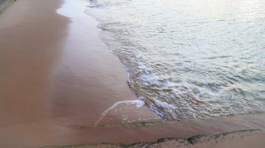 Sahilin tepesinden bir sürü insanın yürüdüğü ve balık tuttuğu bir yer.