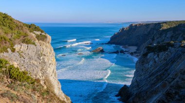 Deniz kıyısının güzel manzarası