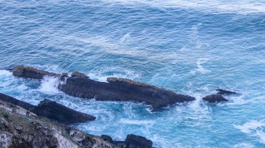 Kayanın üzerindeki deniz dalgalarının havadan görünüşü.