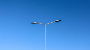 Gökyüzü arkaplanındaki lamba direği