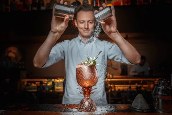 Bartender Pouring Cocktail Bar Counter — Stock Photo, Image