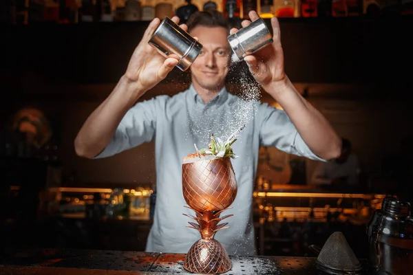Barmen Barın Tezgahına Kokteyl Döküyor — Stok fotoğraf
