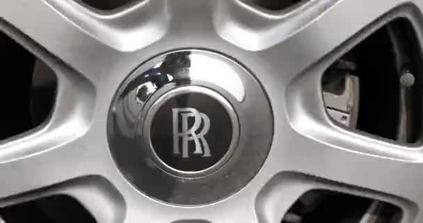 Колесо Автомобіля Rolls Royce Блискучим Срібним Ободом Рухається Повертається Праворуч — стокове відео