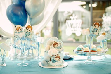 Farklı dekorasyonları olan güzel bebek duş masası.