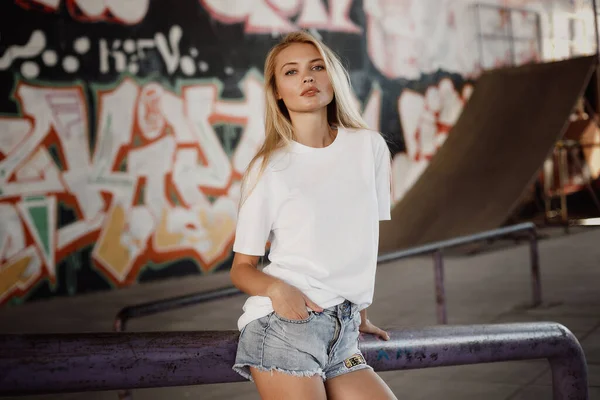 Gadis Pirang Berbaju Putih Shirt Dan Celana Pendek Dekat Dinding — Stok Foto