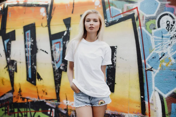 Grafiti Duvarının Yanında Beyaz Tişörtlü Şortlu Sarışın Kız — Stok fotoğraf