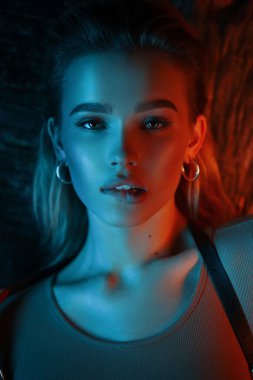 Moda sarışını gece lambasında