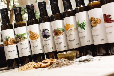 Arka planda şişelerde farklı pişirme yağları var, kapat.