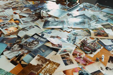 Ahşap zemindeki birçok farklı fotoğrafın üst görünümü