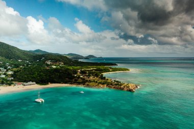 Karayipler, Saint Kitts 'teki sahil şeridinde inanılmaz insansız hava aracı çekimi.
