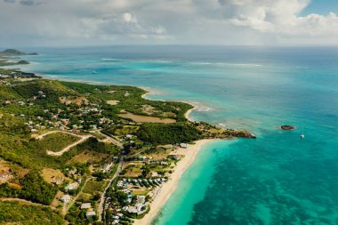 İHA görüntüsü Karayipler 'de sahil kenarında, Saint Kitts