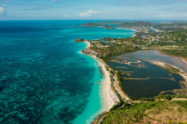 Karayipler, St. Kitts ve Nevis 'teki sahil manzaralı tatil beldesi