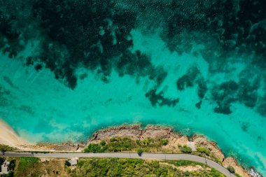 Beyaz plajlı turkuaz suyun havadan görünüşü
