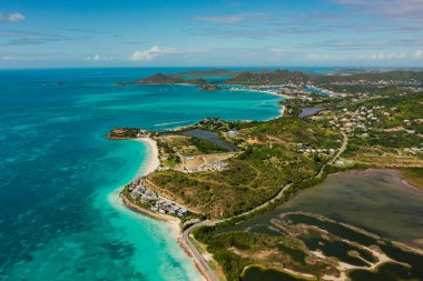 Karayipler, St. Kitts ve Nevis 'teki sahil manzaralı tatil beldesi