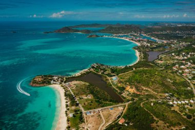 Karayipler, St. Kitts ve Nevis 'teki sahil manzaralı tatil beldesi