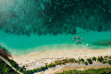 St. Kitts Adası üzerinde kumsalı olan hava manzarası. 