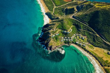 Karayipler 'de deniz kenarındaki köy, St. Kitts ve Nevis.