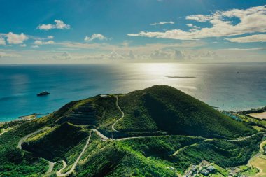 St Kitts 'te Toprak Noktası, arka planda seyahat yeri