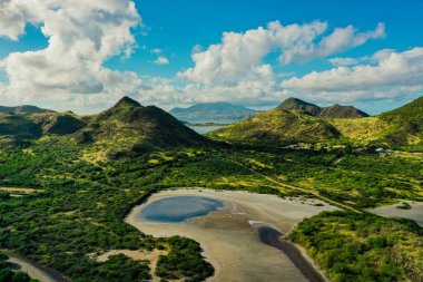 St. Kitts ve Nevis, Karayip Denizi üzerinde bulutlu güzel hava manzarası