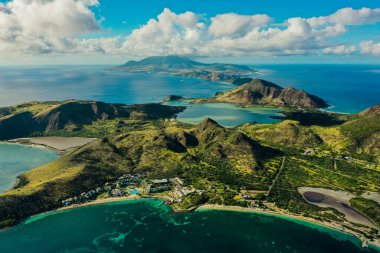St. Kitts ve Nevis, Karayip Denizi üzerinde bulutlu güzel hava manzarası