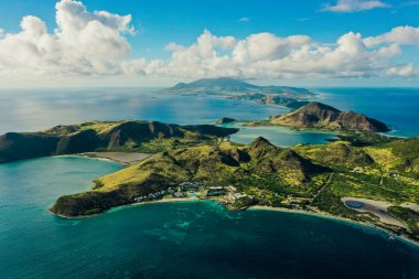 St. Kitts ve Nevis, Karayip Denizi üzerinde bulutlu güzel hava manzarası