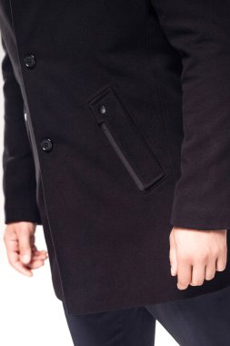 Stüdyoda havalı kıyafetler giyen manken adamın kırpılmış görüntüsü. 