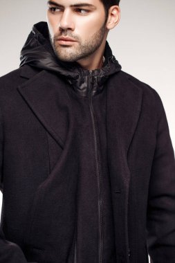 Moda stüdyosunda Avrupalı modelin şık, koyu renk ceketli fotoğrafı.  
