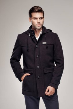 Moda stüdyosunda Avrupalı modelin şık, koyu renk ceketli fotoğrafı.  
