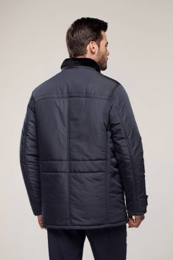 Sonbahar ya da kış mevsiminde havalı siyah ceketli bir adamın moda stüdyosu fotoğrafı. 