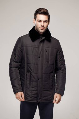 Sonbahar ya da kış mevsiminde havalı siyah ceketli bir adamın moda stüdyosu fotoğrafı. 