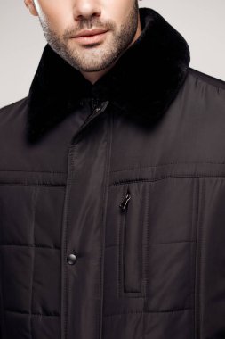 Sonbahar ya da kış mevsiminde havalı siyah ceketli bir adamın moda stüdyosu fotoğrafı. 