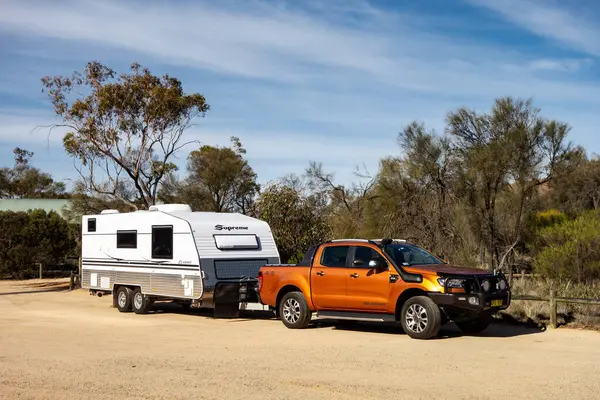 HYDEN, WESTERN AUSTRALIA - 1 HAZİRAN 2018: Ford Ranger Wildtrack off road kamyonet hava girişli ve Batı Avustralya 'da bir macera için hazırlanmış beyaz bir karavan.