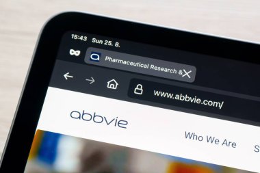 OSTRAVA, CZECHIA - 25 Ağustos 2024: AbbVie ilaç şirketinin internet sitesi elektronik cihaz ekranında