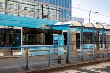 OSTRAVA, CZECHIA - 13 Eylül 2023: Tramvay durağı Karolina, Ostrava 'da mavi tramvay ile DPO toplu taşıma şirketi ve ATM