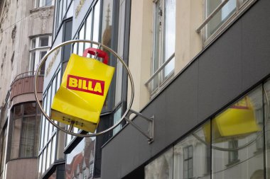 Vienna, AUSTRIA - 28 Temmuz 2021: Alışveriş poşeti şeklinde Billa bakkal bayrağı