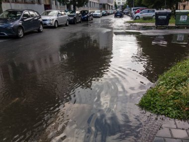 OSTRAVA, CZECHIA - 20 Haziran 2024: Ostrava sokaklarında sel, otoparkta büyük su birikintisi
