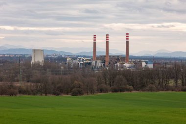 Çek Cumhuriyeti 'nin Ostrava Trebovice şehrinde siyah kömür santrali ve bacaları olan sanayi manzarası