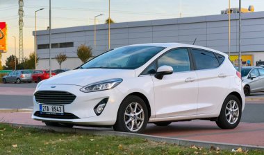 OSTRAVA, CZECHIA - 25 Ekim 2024: Beyaz Ford Fiesta 7. nesil alışveriş merkezinin önüne park edildi